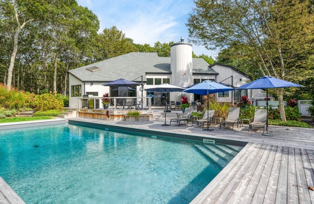 Modern East Hampton Retreat with Heated Pool, Hot Tub & Luxurious.
