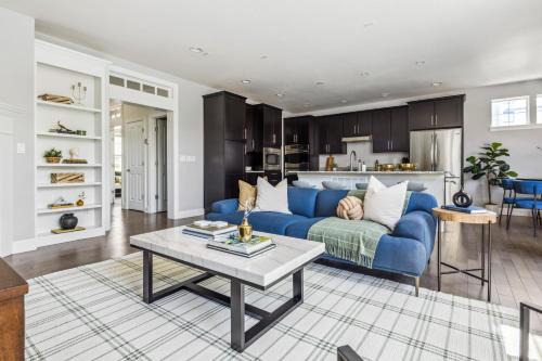 Modern Elegance - Pool Table - Walkable Area