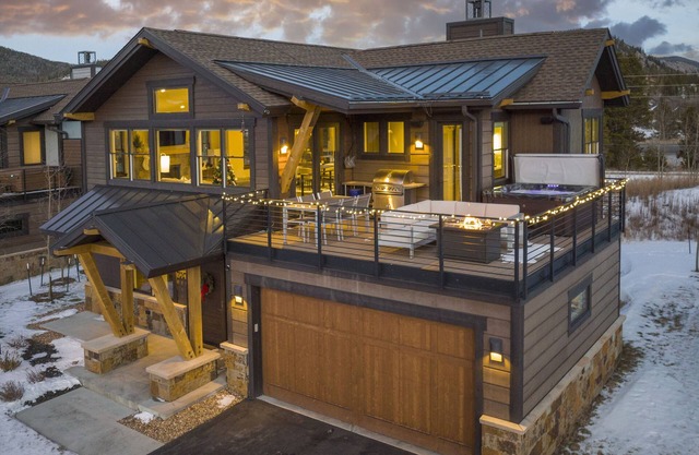 Modern Elegance, Stunning Mountain Views, Hot Tub, Fire Pit, Walk to River!