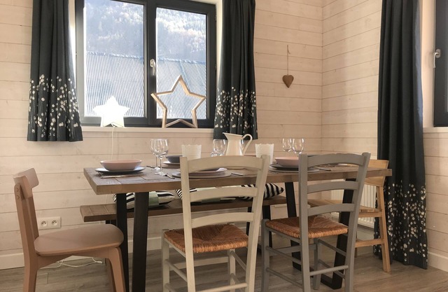 Modern family chalet w/balcony and mountain view - sleeps 6