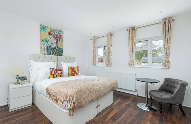 Modern Family-Friendly 4 Bedroom Apartmentn-Sleeps 7 in Style