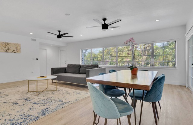 Modern & Fashionable 4BD Apt w/ Pool and Garden
