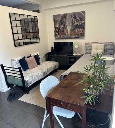 Modern flat in Egham by Royal Holloway University Royal Ascot and Windsor near Heathrow Airport