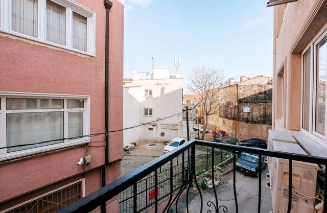 Modern Flat with Balcony in Bursa