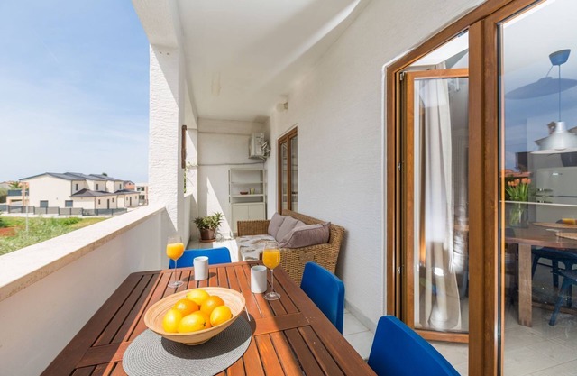 Modern flat with stylish furnishings, sea view, private balcony, barbecue, air conditioning, WiFi