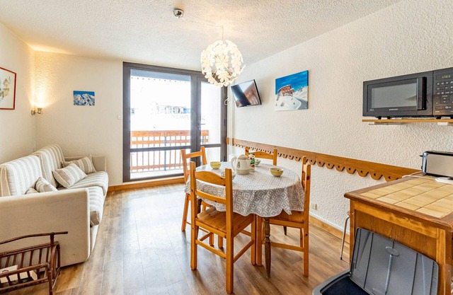 Modern Studio for 4, Ski-In/Out, Central Location, Panoramic Mountain Views