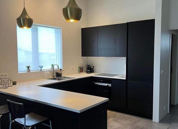 Modern fully equipped 2 bedroom apartment.