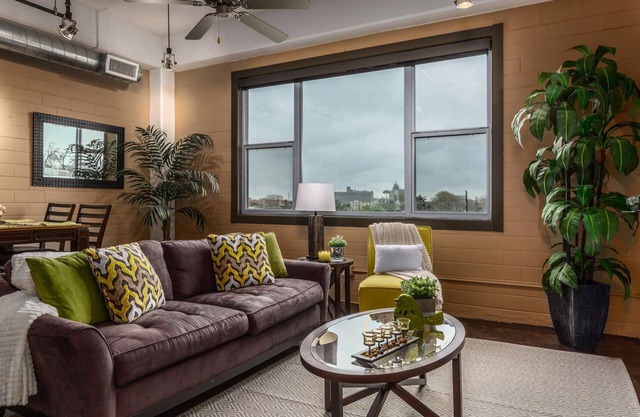 Modern Furnished Condo Overlooking Downtown & Pool - 2 Blocks From Riverwalk