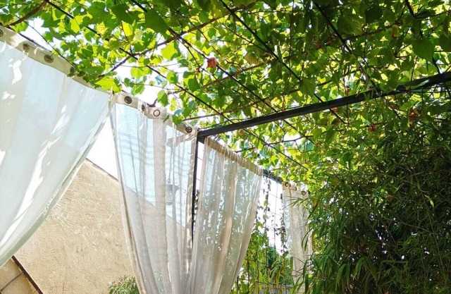 Modern gîte at the foot of Mont Ventoux, in a Provencal farmhouse with swimming pool