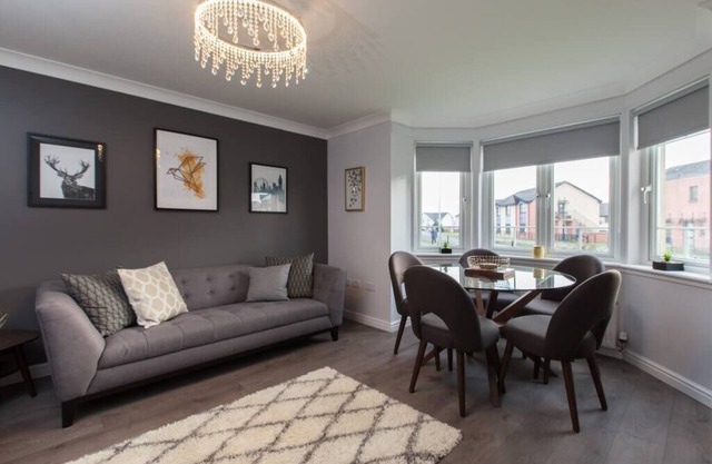 Modern ground floor 2 bedroom apartment, 76MB WiFi and Sky Cinema/Sports