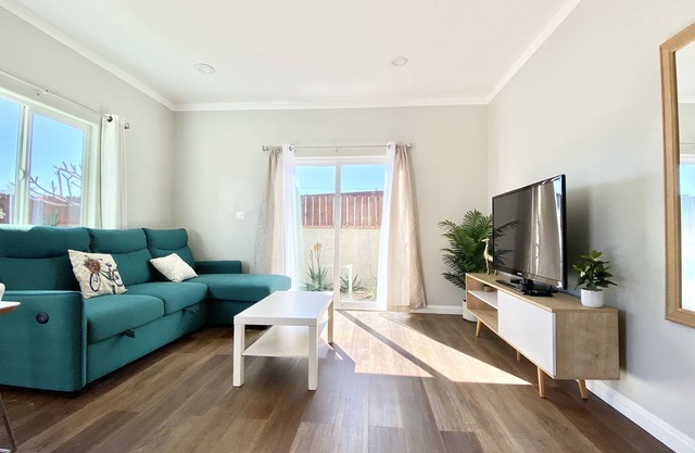 Modern Guesthouse 15 minutes to Disney with queen bed and bunk beds for family