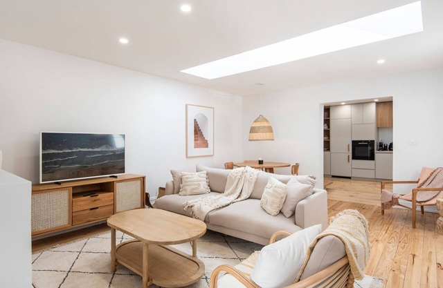 Modern Haven in Vibey Fitzroy Walk to shops