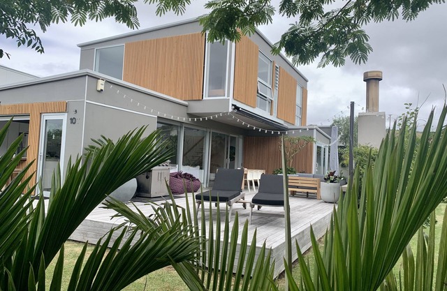 Modern Holiday Home & Stunning Outdoor Living