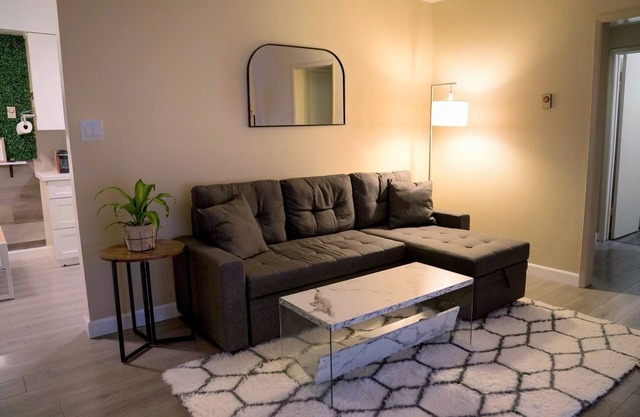 Modern home in heart of Alhambra-10 min from LA