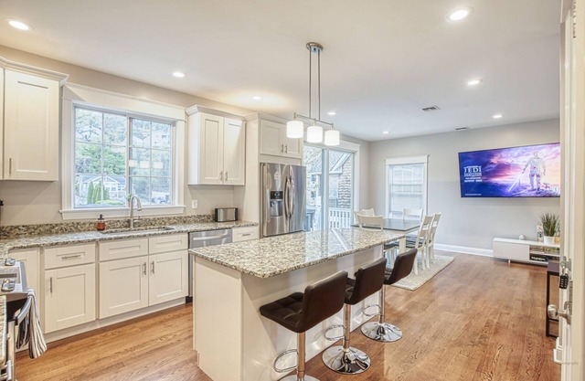 Modern Home - Walk to Beach - Fast Wi-Fi