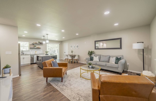 Modern House w/Backyard. Pet friendly!