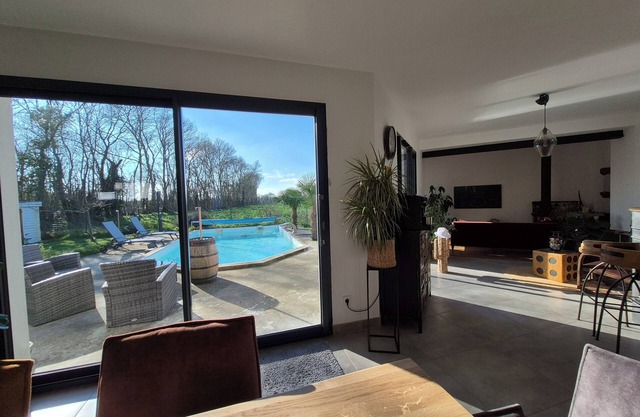 Modern house with swimming pool in a quiet location 15 minutes from the sea