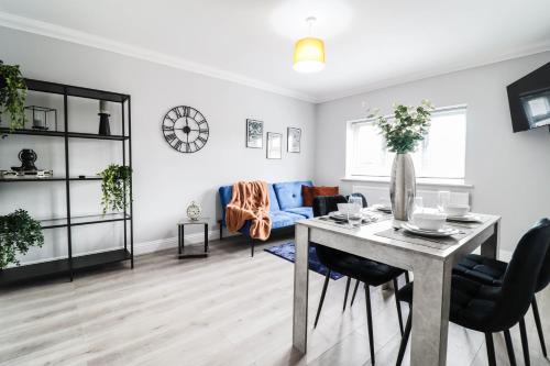 Modern House with Gated Driveway and Free WiFi