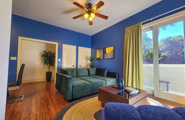 Modern King bed Haven/Free parking, Pool, Balcony