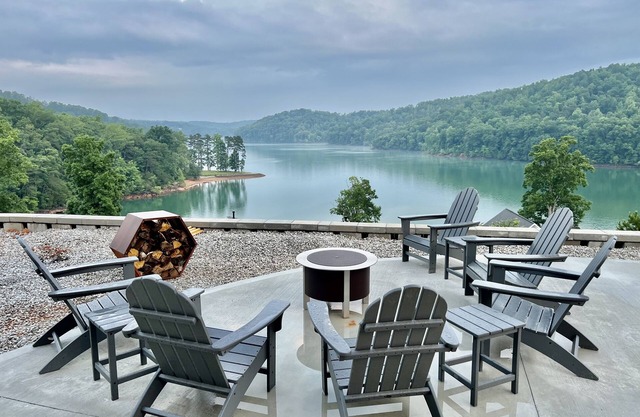 Modern Lake Cottage - Amazing Views - 6 Bed/6 Bath - Boat Launch