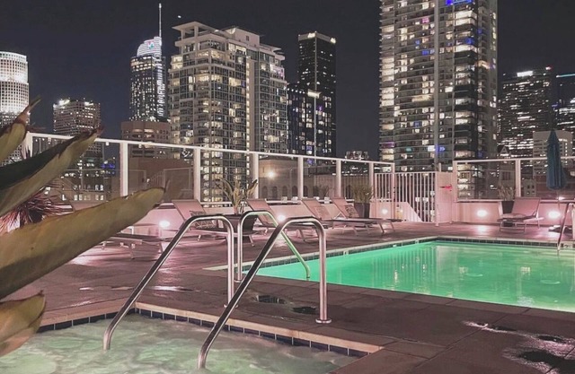 Modern Loft-Rooftop with City view, Pool, Spa, Gym and Free parking!