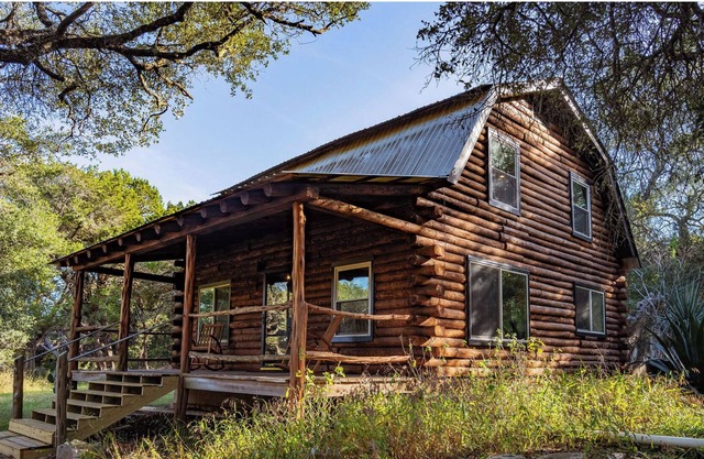 Modern log cabin in Driftwood with alpacas near Wimberley and vineyards!
