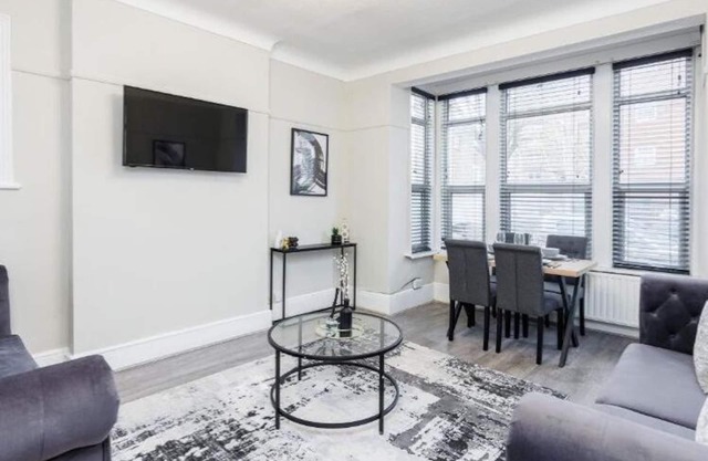 Modern & Lovely 2BR City Centre Near High St by Luxiety Stays
