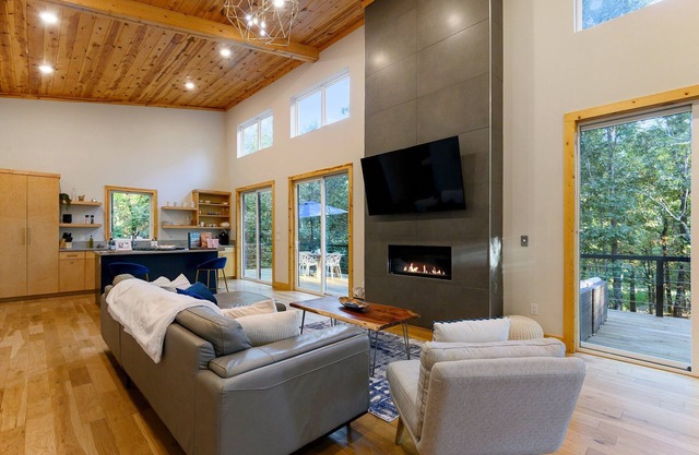 Modern Luxe Cabin | Hot Tub | Pet-Friendly Stay
