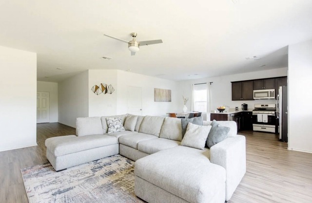 Modern Luxury: 4-Bedrooms - FREE early checkin - PRIME Location - October Deals