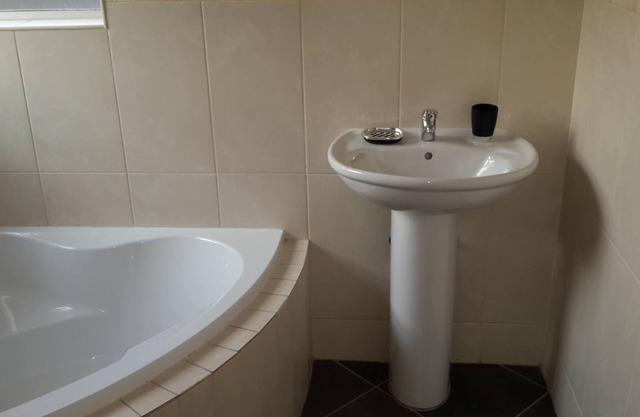 Modern, Luxury Apartment with DSTV, Pool and 24 Security