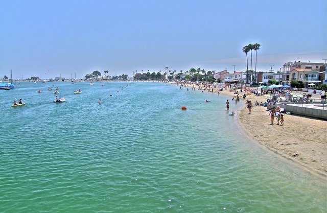 MODERN LUXURY BEACH RETREAT HOME-Panoramic roof ,block to beach, dining, shops