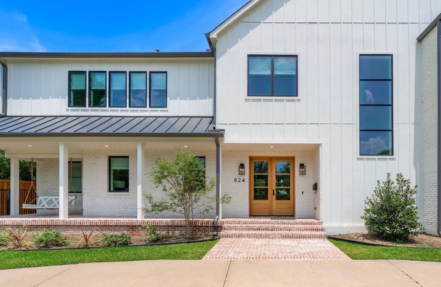 Modern Luxury Home on .5 Acres 30 Min. from FIFA WORLD CUP Stadium - sleeps 15!