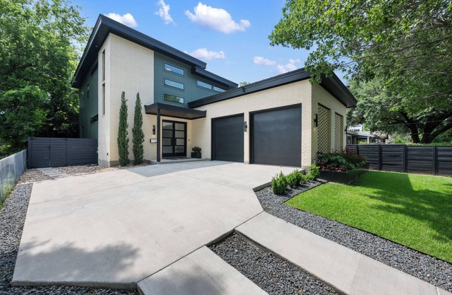 MODERN LUXURY HOME W/FABULOUS SHADED YARD! POOL! 5BR 4.5 BA HOME - SOCO & DT