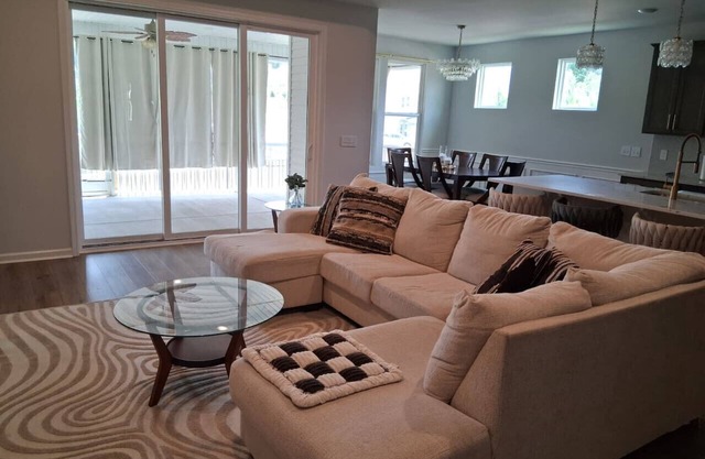 Modern Luxury Oasis w/Shared Pool