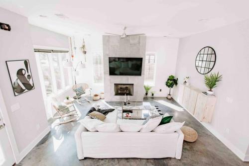 Modern Luxury with Rooftop Deck, 3 mi to Downtown