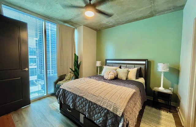 Modern Midtown Retreat Views + Rooftop Pool