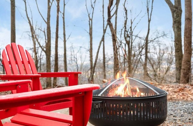 Modern Mountain Cottage w Hot Tub, Fire Pit, WiFi