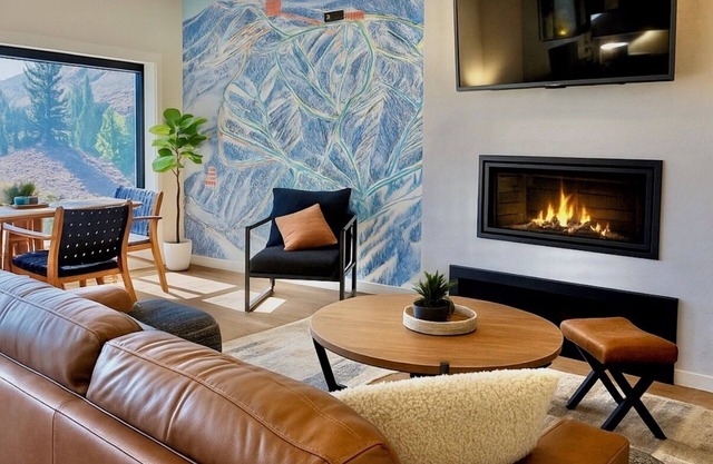 Modern Mountain Retreat. Lift Ticket Privileges & Stunning Views