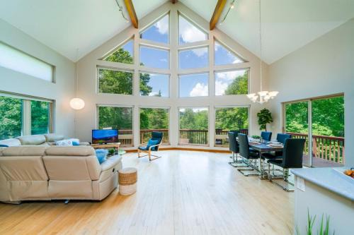 Modern Mountain Retreat~120ac~ Pond~Boat~Trails~FP