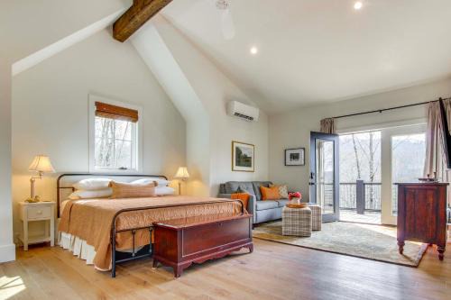 Modern Mountain-View Gem with Deck in Glenville