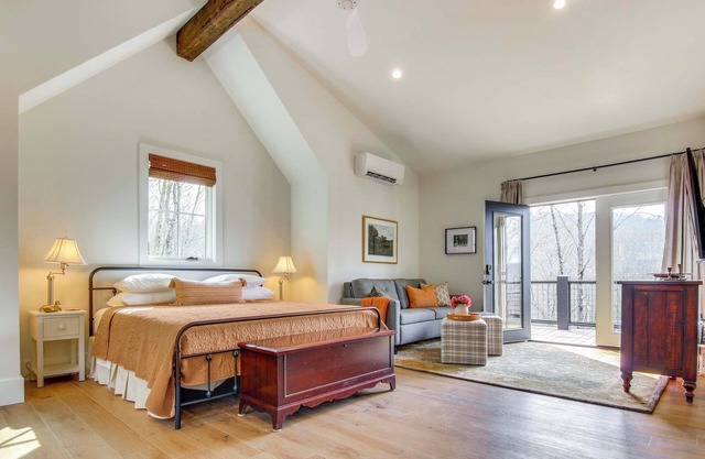 Modern Mountain-View Gem w/Deck in Glenville