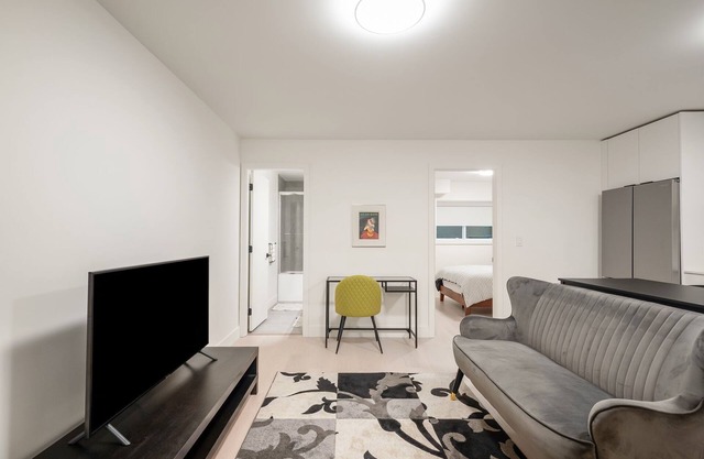 Modern, new suite close to trails, mountains and beaches