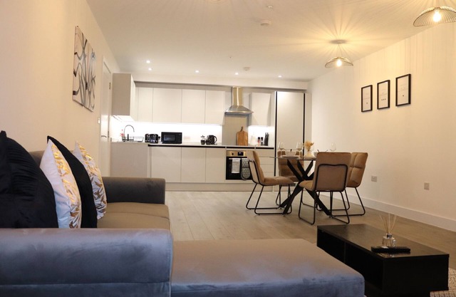 Modern One Bedroom ApartmentnOpen Plan Lounge-Kithchen-Dining AreanFree Parkingn