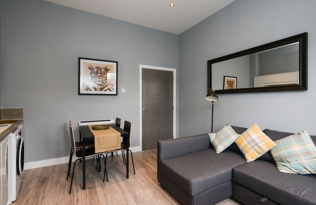 Modern & Open 1Bed Apt with secure Parking
