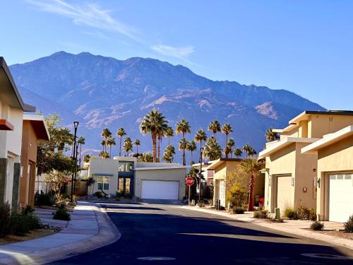 Modern Palm Springs Retreat Poolside Relaxation Scenic Views