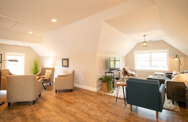 Modern/Private~ 3 bed/2 bath~ 2 blocks from Indiana University Sample Gates