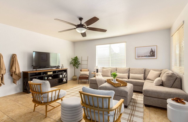 Modern Queen Creek Home W/Fire Pit! Dog Friendly!