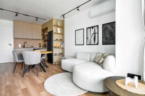 Modern & Quiet 1BR Near Center