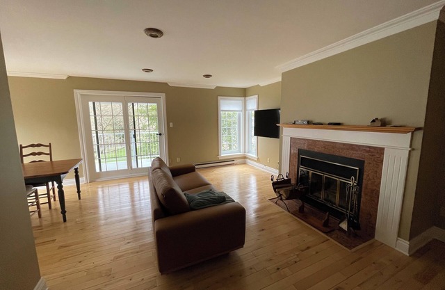 Modern, Quiet, and Convenient 3BR Condo in Knowlton