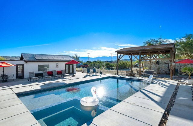 Modern Ranch House~Great for Big Groups! Salt Water Pool + Spa